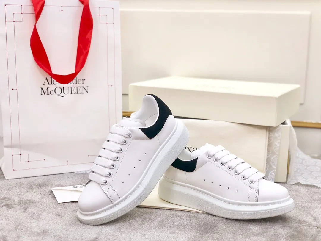 👟👟Ex-factory price 480👟👟McQueen Yang Jingwei is crazy about white shoes ❤️More than 150 types of layouts, making the top quality in the market. McQueen Alexander mcqueen's classic star popular all-match white shoes, whoever wears them will look better√ One of the most photographed shoes in street photography 〰 Tell the babies loudly that my outsole is the original custom-made matte outsole. The rubber foam outsole has a certain degree of hardness and resilience. It is comfortable to walk and has a great foot feel‼ ️(Please distinguish between soft 👟👟 ex-factory price u or yellowed raw rubber soles in the market) 〰 Original version matching, original customization, imported matte silk cowhide from Italy, imported full-grain cowhide for lining feet, discreet thick sole design, about 4cm, easy to wear on long legs 〰Size: Female size 34-40m (34, 40 customized, non-refundable) Male size 38-44 (38, 44 customized, non-refundable)